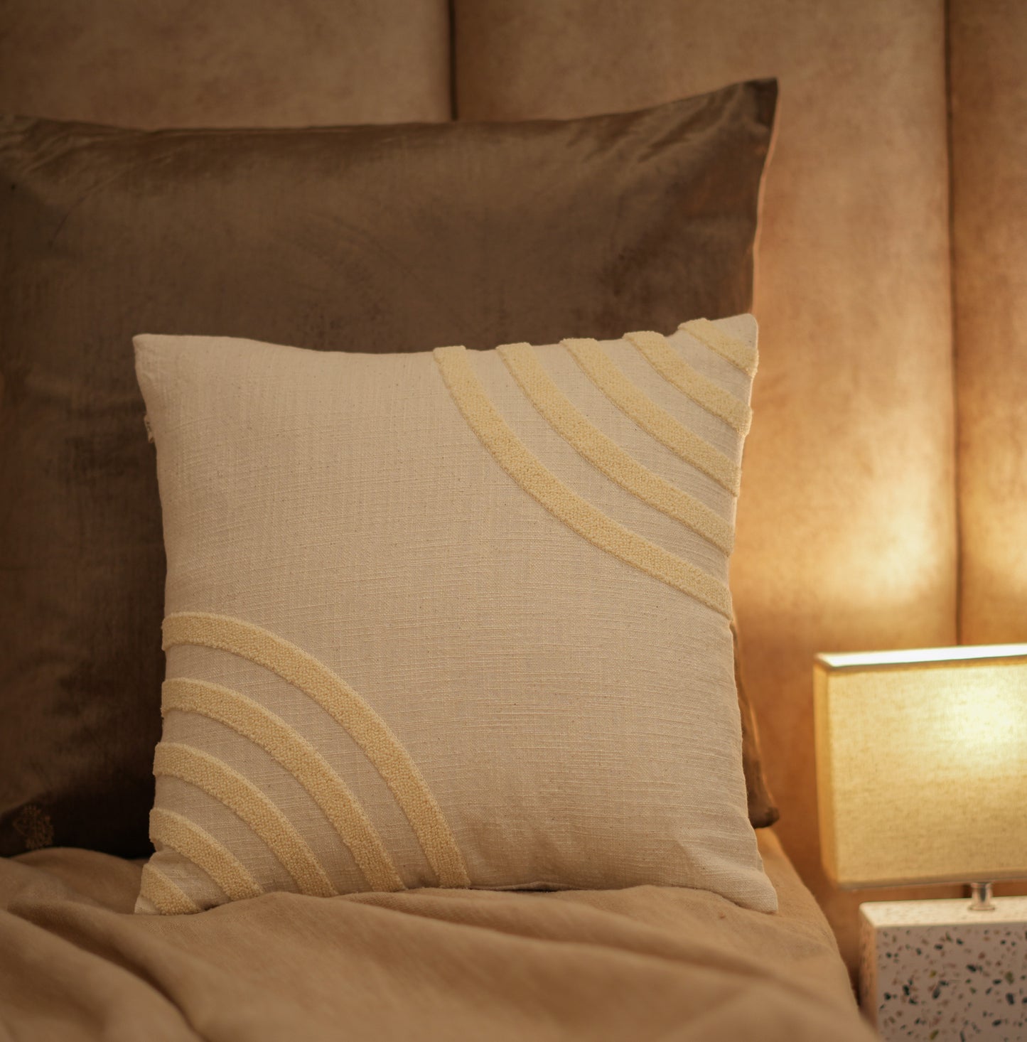 Concentric curves cushion cover