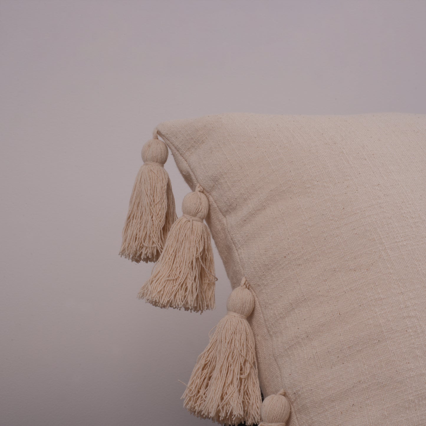 Crème tasseled cushion - Filled